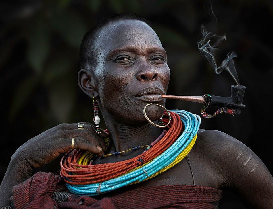 Фотопроект "Курильщики; Южный Судан" фотограф Ana Maria Robles