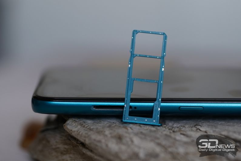 Nokia 5.3, слот для двух nano-SIM и одной карты памяти microSD