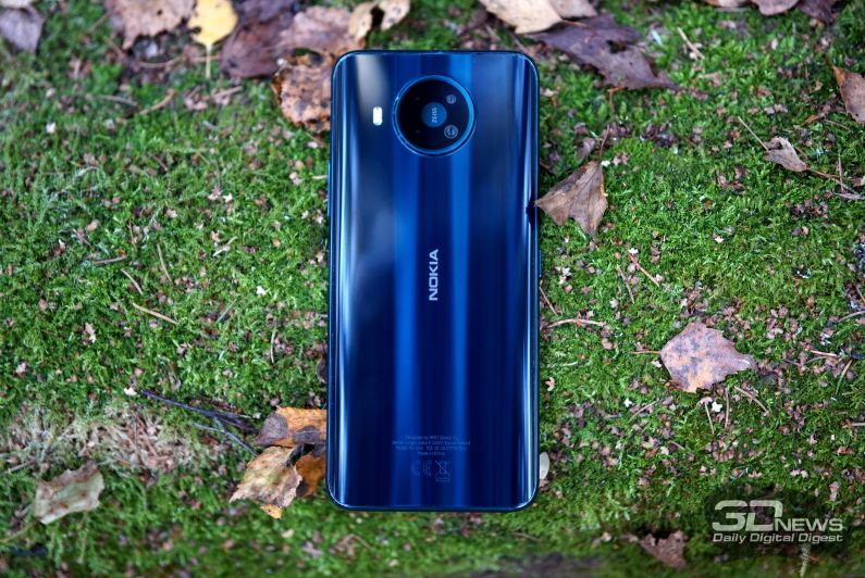 Nokia 8.3 5G, задняя панель: блок с четырьмя камерами, рядом — двойная светодиодная вспышка