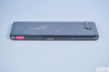 Суперфлагман с двумя разъёмами USB-C и 18 ГБ ОЗУ: качественные фото Asus ROG Phone 5